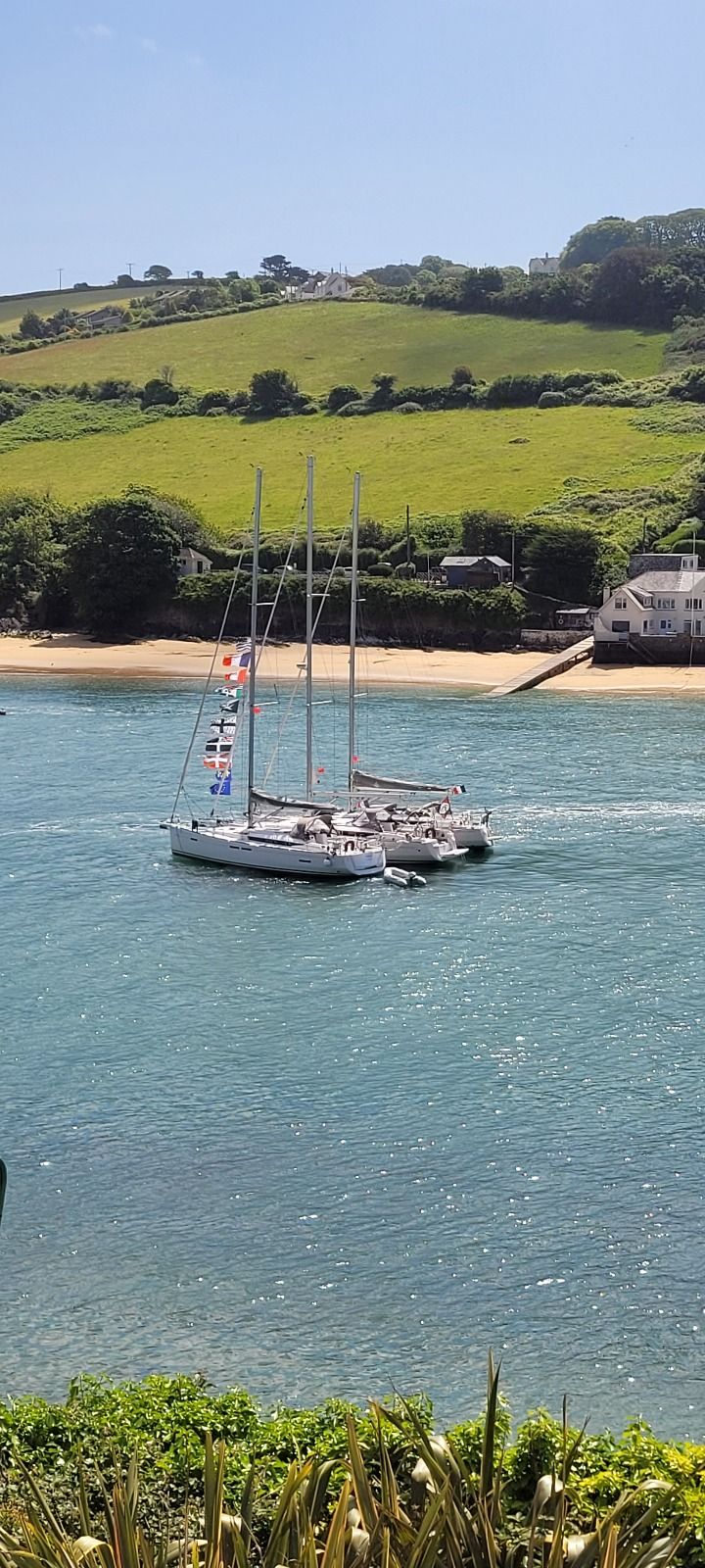 Des voiliers au mouillage